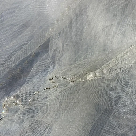 David's Bridal ivory Veil with Silver Comb - Picture 3 of 5